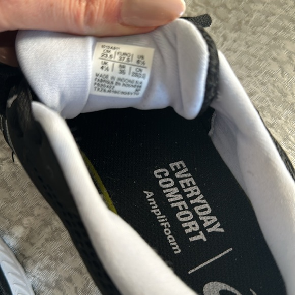 Like new Asiacs, black running shoe- women’s size 6.5 - Picture 3 of 3